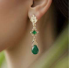 High quality champagne gold plated Gatsby style earrings with emerald and clear cubic zirconia stones.  There are 2 jewelry box options: Box A: regular jewelry cardboard box with a textured diamond pattern on the outside (comes in white, black or red) Box B: Velvet earring and necklace box (comes in green, red and grey) You can also add a mini gift bag as show in the pics: comes with green, red or grey satin ribbon and a few sheets of gift tissue paper. Ready to ship in 1-3 business days Comes with free tracked shipping to Canada and U.S. Shipping time to Canada and U.S: 2 - 8 business days Need it within 2-3 business days? Please upgrade shipping at checkout. Add more items from my shop and save on delivery cost. If you have any questions, please message me via Etsy chat! Elegant Green Gemstone Chandelier Earrings, Elegant Green Clip-on Earrings, Gold Emerald Earrings For Evening, Elegant Green Gemstone Clip-on Earrings, Art Deco Green Jewelry For Pierced Ears, Green Art Deco Drop Earrings, Bridesmaid Green, Art Deco Earrings Vintage, 1920s Earrings