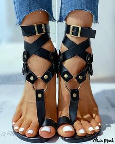 Olivia Mark - Toe Ring Bucked O-ring Design Sandales plates Toe Ring Designs, Buckled Flats, Chic Type, Buckled Heels, Toe Ring, Trend Fashion, Toe Sandals, Toe Rings, Fashion Flats