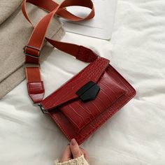 Item: Crossbody bag Material: PU Lining material: Polyester Capacity: Mobile phones, wallets, cosmetics, etc. Size: Width 20 * height 14 * thickness 7cm