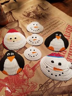 some paper plates that have been made to look like snowmen