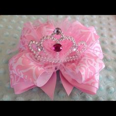 Your Little Princess Will Feel Like A Queen In These Special Bows! They Are A 5 Layer Hair Bow Made With 1.5 Inch Grosgrain Ribbon And Matching Ostrich Feathers. Hair Bows Are Approx 5-6 Inches In Length And All Edges Are Heat Sealed. This Item Will Ship In A Box To Preserve Its Integrity. *Tiara Shape May Vary Depending On Availability Ballet Hair, Layer Hair, Ballet Hairstyles, Princess Hair Bows, Crown Pink, Tiara Hair, Bow Ideas, Hair Tinsel, Pink Damask