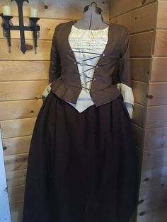 18th century style colonial outfit. Made from 100 percent cotton this includes a petticoat, a jacket, a stomacher, and a chemise. Comes in size 4-26 Please allow one week for item to be made and mailed. Other colors are available. No refunds or exchanges.Please include your measurements in the buyer's comments upon ordering. Colonial Outfit, 1750s Fashion, Country Punk, 18th Century Dresses, Pioneer Dress, Colonial Dress, 18th Century Women, 50s Outfits, Historical Costuming