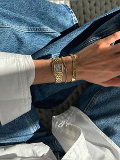 Watch And Bracelets How To Wear, Jewelery Stacks, Vestidos Sport, Luxury Watches For Women, Cartier Watches Women, Timeless Watches, Cartier Panthere, Chunky Chain Necklaces