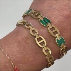 Pulsera de eslabones marinos abierta moderna de oro macizo de 18 quilates. Elaborado en Italia con una meticulosa atención a los detalles, este brazalete irradia elegancia y sofisticación. Mide 7,50 pulgadas con un ancho de enlace de 0,34 pulgadas y pesa 14,30 gramos, es el accesorio perfecto tanto para él como para ella. El moderno diseño abierto de eslabones marinos agrega un toque contemporáneo a cualquier atuendo, lo que lo convierte en la pieza ideal para cualquier ocasión. Cada pulsera vie Luxury Gold-tone Oyster Bracelet, Luxury Gold Plated Oval Bracelets, Luxury Oval Gold Plated Bracelets, Luxury Green Bangle Bracelets, Luxury Gold Oval Bracelets, Mens Silver Jewelry, Baby Earrings, Link Design, Kids Necklace