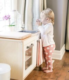 A Montessori Home Set Up: How to Get Started — The Montessori-Minded Mom Montessori Kids Room, Montessori Toddler Rooms, Montessori Bedroom, Montessori Playroom, Montessori Room, Montessori Practical Life