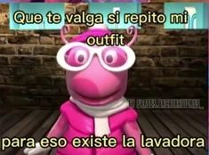 a pink cartoon character with glasses on it's face and the words, que te valigaa si repito mi outfit