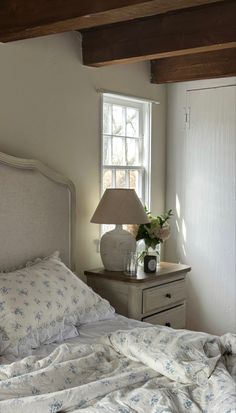 paige lorenze, bedroom inspiration, bedroom decor, bedroom design inspo, floral sheets, natural light, sunshine, flowers, fresh flowers, soft girl, ethereal, soft girl aesthetic, easy ig filler pictures, coastal grandma, dairyboy Whispers Background, Hawaii Room, Abby Jimenez, Aesthetic Whispers, Summer Room, Bedroom Vibes, Cosy Room