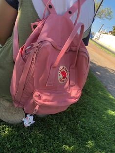 Mochila Fjallraven Kanken, Kanken Classic, Fjällräven Kånken, Kanken Mini, Aesthetic T Shirts, What In My Bag, Pretty Bags, Black And White Aesthetic, Osprey Backpack