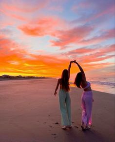 #aesthetic #summer #besties Poses To Do At The Beach With Friends, Cute Pictures To Take With Friends At The Beach, Beach Poses With Your Best Friend, Pictures For Vacation, Beach Photo Ideas Best Friends, Sunset Poses With Friends, Sunset Pictures Poses With Friends, Beach Bsf Photos