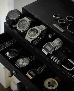 Mens Accessories Vintage, Stylish Watches Men, Gentleman Aesthetic, Fancy Watches, Classy Outfits Men, Rolex Watches For Men, Retro Watches, Men Stylish Dress, Guys Clothing Styles