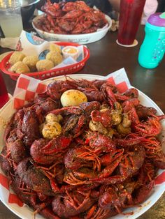 a plate full of cooked craws on a table