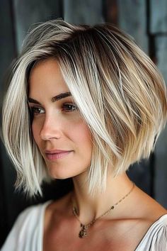 Airy Bob: 44+ Styles » Stufiger Bob ✓ Blunt Bob ✓ Bob mit leichten Lagen ✓ Bob mit viel Bewegung ✓ Voluminöser Bob [ ➳ Jetzt inspirieren lassen! ] Long Front Bob Hairstyles, Blonde Bob Balayage Short, Short Bob With Money Piece, Bob Highlights Blonde, Razor Cut Bob For Fine Hair Straight, One Length Bob Medium, Blond Bob Hair, Bob Hairstyles With Glasses, Dimensional Blonde Bob