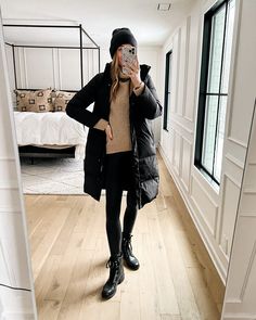 Black Winter Puffer Coat, Puffer Jacket Outfit Europe, How To Style A Puffer Jacket Black, Long Black Puffy Jacket Outfit, Puffer Trench Coat Outfit, Black Long Puffer Jacket Outfit, How To Style A Puffer Jacket, Long Puffer Jacket Outfit Winter Style, Black Puffy Jacket Outfit