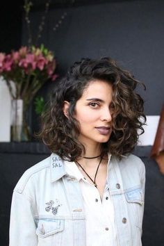 The Most Popular Medium Haircut Inspiration for 2018: Natural Curls with Deep Side Part Curly Natural Curls, Short Natural Curls, Curly Short, Wavy Bob Hairstyles, Medium Curly Hair Styles, Haircut Inspiration, Dirty Dancing