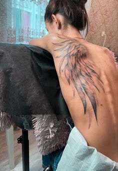 Татуювання купила на спині.  Тату крылья на спине Angel Wing On Back Tattoo, Wing Tattoos On Back Women, Big Wing Tattoo On Back, Wings On Hips Tattoo, Wings Tattoo Back Of Neck, Torn Wings Tattoo, Wing Wrist Tattoo, Phoenix Wings Tattoo Back, Back Wings Tattoos Women