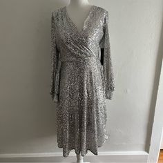 Tahari Silver Sequin Dress Size 2 New With Tags. Long Sleeves, Faux Wrap Bodice And Swingy Skirt. Perfect For Special Occasions. Side Zip Closure Surplice V-Neck Long Sleeves Partially Lined 100% Polyester Dry Clean Last Photo Is Just To Show Style - Not Correct Color Sleveless Dress, Black And White Tuxedo, Silver Sequin Dress, Tahari Dress, Sequin Midi Dress, Summer Linen Dresses, Dress Flowy, White Sleeveless Dress, Wrap Midi Dress