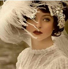 Beautiful vintage makeup!! High Fashion Shoots, Vintage Backgrounds, Great Gatsby Fashion, Glamour Vintage, 1920s Wedding, Head Pieces, Look Retro, Gatsby Style, Fashion Blogger Style