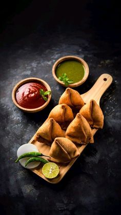 Samosa is a craving I do agree, I used to eat two samosas at a time when I was in india sometimes, but some have cravings for samosas and they eat 5 or 6 at a time here I give a simple tip skip a meal whenever you eat a lot of samosas, however you can't stop the craving 😂 Indiana Food, Veg Samosa, Mutton Curry Recipe, Suriname Food, Samosa Recipe, Indian Snacks, Indian Snack Recipes, Samosa, Food Presentation