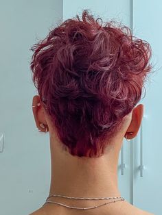 Curly Edgy Hairstyles, Edgy Curly Hairstyles, Men Mullet, Hairstyle Fade, Curly Hair Wavy, Androgynous Haircut, Haircut Curly Hair, Dyed Hair Men