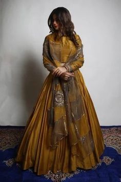 Long Sleeve Lehenga, Hand Work Lehenga, Zari Lehenga, डिजाइनर कपड़े, Lehenga And Blouse, Gold Lehenga, Simple Lehenga, Indian Outfits Lehenga, Lehenga Designs Simple