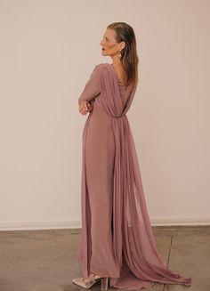 Nuestra exclusiva colección de vestidos de madrina de boda está disponible en nuestra tienda de Madrid (Hermosilla 8) y Sevilla. Ofrecemos una amplia y exquisita carta de colores para que encuentres el tono perfecto que complemente tu estilo. Reserva tu cita hoy y déjate asesorar por nuestras expertas mientras eliges y pruebas el vestido ideal para ti. Pide tu cita: Sevilla 954 96 96 14 | Madrid 914 99 75 73 | info@cherubina.com El vestido SISSY, pertenece a la colección de Madrina de Cherubina. Vestido largo de crepe de seda y gasa. Escote caja y manga larga. Falda recta. Adornado con dos tiras de gasa larga, fruncidas en la cintura. Escote trasero en pico. Cierre trasero con cremallera invisible. Totalmente forrado. COMPOSICIÓN: 88% triacetato. 20% poliéster.