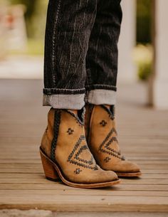 Western Sneakers, Neutral Closet, Rhinestone Cowboy, Western Glam, Cowgirl Couture, Mirror Inspiration, Western Booties