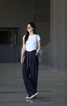 Discover versatile summer denim ensembles that work for any occasion. Mix and match jeans with lightweight fabrics and fun accessories. Simple Office Outfit, Clean Outfits, Sporty Casual Style, Airport Fashion Kpop, Linen Style Fashion, Girly Style Outfits, Simple Outfits For School, Everyday Fashion Outfits, Casual Day Outfits