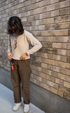 #fashion #fallfashion #outfitideas #tomboy #tomboystyle #workwear #brownpants #outfits #outfitideas #falloutfitideas #androgynous #androgynousoutfits Women’s Tomboy Fashion, French Lesbian Style, Gender Neutral Style Women, Fem And Masc Outfit, Masc Feminine Outfits, Masc Lesbian Outfits Plus Size, Women Masculine Fashion, Androgynous Fashion Women Casual, Casual Androgynous Outfits