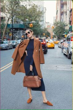 Mode Over 50, Fall Coats, Casual Attire For Women, Louise Roe, Woman Walking, Chique Outfits, Coat Outfit, Brown Bag