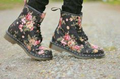 Dr. Martins, Dr Martens Floral Boots, Floral Dr Martens, Doctor Martens, Doc Martins Boots, Outfit Botas, Floral Boots, Rock Chic, Martin Boots