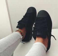 Find More at => http://feedproxy.google.com/~r/amazingoutfits/~3/LVSgp02AiKA/AmazingOutfits.page Mom Shoes, Sneaker Outfits, Sneaker Trend, Mode Tips, Stylish Mom, Yeezy Shoes, Valentino Shoes, Trendy Sneakers, Sneakers Outfit