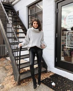 Stile Casual Chic, Legging Cuir, Look Legging, Leather Leggings Outfit, Leather Pants Outfit, Populaire Outfits, Black Leather Pants, Legging Outfits, Ținută Casual