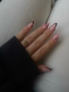 Girly Almond Nail Designs, Paris Nails Ideas, Cool Almond Nails Designs, Different French Tip Styles, New Years Almond Nails, Birthday Almond Nails, Techno Nails, Nail Inspo Almond Shape, Classy Almond Nails