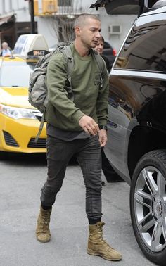 Shia Labeouf Style, Mens Street Style Summer, Boots Outfit Men, Herren Style, Jonathan Rhys Meyers, Shia Labeouf, Vans Converse, Mens Fashion Rugged, Rugged Style