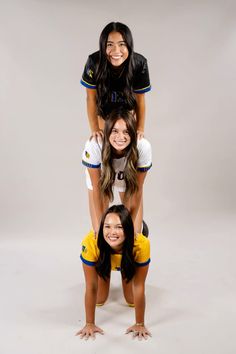 Media day picture ideas! Basketball Trio Poses, Media Day Poses Basketball 3 People, Sports Group Photos, Team Photoshoot Ideas Fun, Sport Team Photos, College Softball Media Day, Trio Media Day Poses, Wrestling Photo Ideas, Media Day Poses Basketball Group