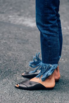 Frayed cotton denim is becoming a big trend and seen on the streets of fashion week. @discovercotton #sponsored #shopcotton Final Flash, Denim Dress Outfit, Mode Shoes, Denim Inspiration, Frayed Hem Jeans, Pant Trends, Frayed Denim