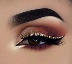 Holiday Eye Makeup, Make Up Designs, Eyeliner Hacks, Holiday Makeup Looks, Eye Makeup Looks, Glitter Eye Makeup, Best Eyeliner, Eye Liner Tricks