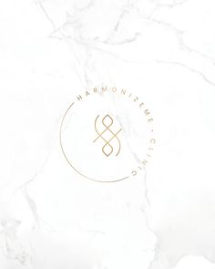 a white marble background with the letter s in gold on it's center and bottom corner