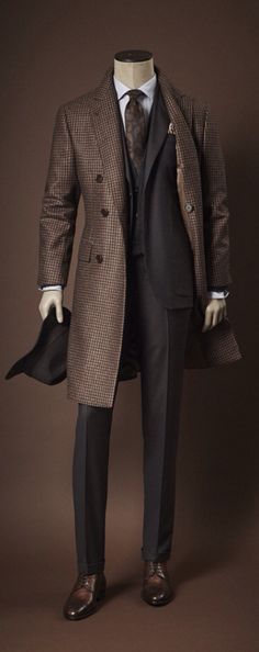 Kiton Distinguished Style Cashmere Suit, Mode Tips