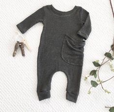 Clothes Gender Neutral, Outfit Baby Boy, Baby Kleidung, Child Fashion, Gray Romper, Neutral Baby Clothes, Trendy Baby Clothes, Gender Neutral Baby Clothes, Baby Outfit