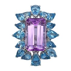 It is a very suggestive, fascinating and lively ring for its size and for its bright colors given by an emerald cut kunzite 20.5 x 13 mm and by the 16 drops of pear cut aquamarine. Kunzite is 23.79 ct. The aquamarines are in total 10.40 ct. The ring size is 51. For a possible modification please contact me to verify its feasibility. The size of the ring head is about 40x31mm. PETRONILLA is pleased to insert a greeting card with a short personalized phrase upon request, at no additional cost (as the example in the image) Cocktail Ring Designs, Emerald Cut Aquamarine Ring, Ancient Roman Jewelry, Aquamarine Cocktail Ring, Pearl Cocktail Ring, Roman Jewelry, Precious Rings, Gold Cocktail Ring, Gold Cocktail