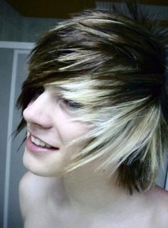 Emo Guy Haircut, Emo Male, Short Emo Hair, Emo Boy Hair, 2000s Hair, Alternative Subcultures, Emo Pictures, Short Scene Hair