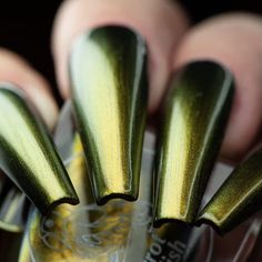 Explore the Most Beautiful Green Nail Art Collection for a Fresh and Unique Look Golden Manicure, Queen Akasha, Famous Vampires, Negative Space Nail Art, Queen Of The Damned, Negative Space Nails, Female Vampire