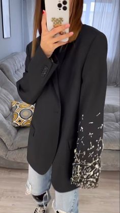 Diy Blazer Refashion, Custom Blazers, Elegant Punk, Looks Aesthetic, Aesthetic 2024, Photographie Portrait Inspiration, Diy Fashion Clothing, Clothing Details