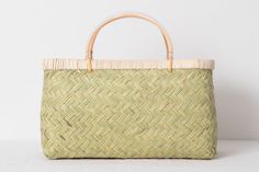 Size / Weight approx.W47xD25xH28cm-with handle H42cm/970g (W18.5"xD9.84"xH11.02"-with handle H16.54"/34.26oz) ---------- This is a shopping basket made of Suzu bamboo.This page introduces the Large size. Occasionally, there are areas of the bamboo that appear purple or blackish in color, which is a natural coloring caused by the peeling of the skin and exposure to ultraviolet light. I hope you can see it as a natural pattern. The handles and edges are fastened with rope and covered with a vinyl for easy holding. The color of the wire, the way the wire is tied, and other specifications may differ slightly, but rest assured that both have a sturdy finish. The handles are securely attached to the basket, so there is no need to worry. Due to individual differences, there may be an approximate Eco-friendly Beach Bag With Bamboo Handle For Daily Use, Eco-friendly Shoulder Bag With Bamboo Handle For Beach, Eco-friendly Rectangular Shoulder Bag With Bamboo Handle, Summer Beach Bag With Bamboo Handle, Rectangular, Eco-friendly Basket Shoulder Bag With Bamboo Handle, Ultraviolet Light, Securely Attached, Shopping Basket, Perfect Bag