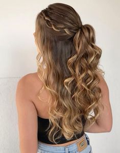 Prom Hair Strawberry Blonde, Grad Hairstyles For Medium Length Hair, Hair For A Bridesmaid, Loose Braid Bridesmaid Hair, Beach Waves Hair Styles, Grad Party Hairstyles, Pretty Simple Hairstyles, Hairstyles For Cap And Gown Graduation, Hair Styles For Strapless Dress Formal