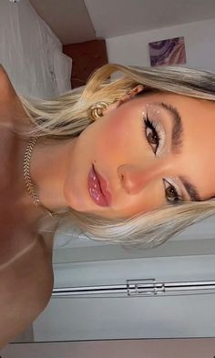 Beach Festival Makeup, Maquillage On Fleek, Sweatshirt Shorts, Concert Makeup, Color Sweatshirt, Rave Makeup, Eye Makeup Pictures, Beautiful Eye Makeup, Makijaż Smokey Eye