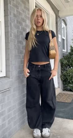 Black Outfits For Cosmetology School, All Black Fits Aesthetic, Amanda Batula Outfits, Alex Earle Outfit, Copahegan Style, Gray Oversized Shirt Outfits, Outfits For Tattooed Women, Julia Stiles Outfits, All Black Outfit School