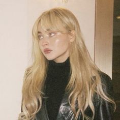 Sabrina Carpenter Long Hair, Sabrina Carpenter Before And After, Sabrina Carpenter Hair Straight, Sabrina Carpenter Eyebrows, Sabrina Carpenter Fringe, Sabrina Carpenter Haircut Round Face, Sabrina Carpenter Side Profile, Sabrina Bangs