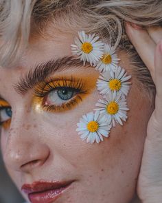 Flowers Makeup Look, Flower Make Up, Makeup With Flowers, Floral Makeup Looks, Daisy Costume Flower, Daisy Makeup, Flower Eyes, Flower Hair Band, Floral Makeup